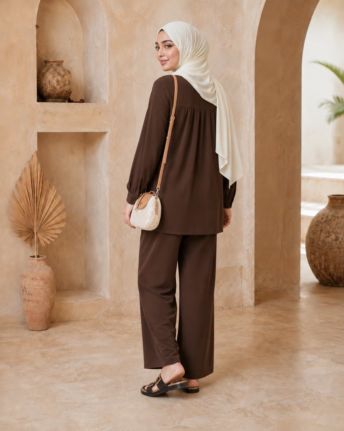 عباية ساتان بتطريز ذهبي — 3